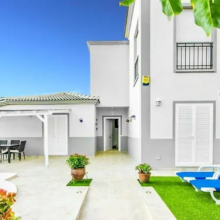 Villa Playa De Fanabe Sleeps 6 With Pool Air Con And Wifi *