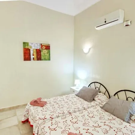 Villa Playa De Fanabe Sleeps 6 With Pool Air Con And Wifi *